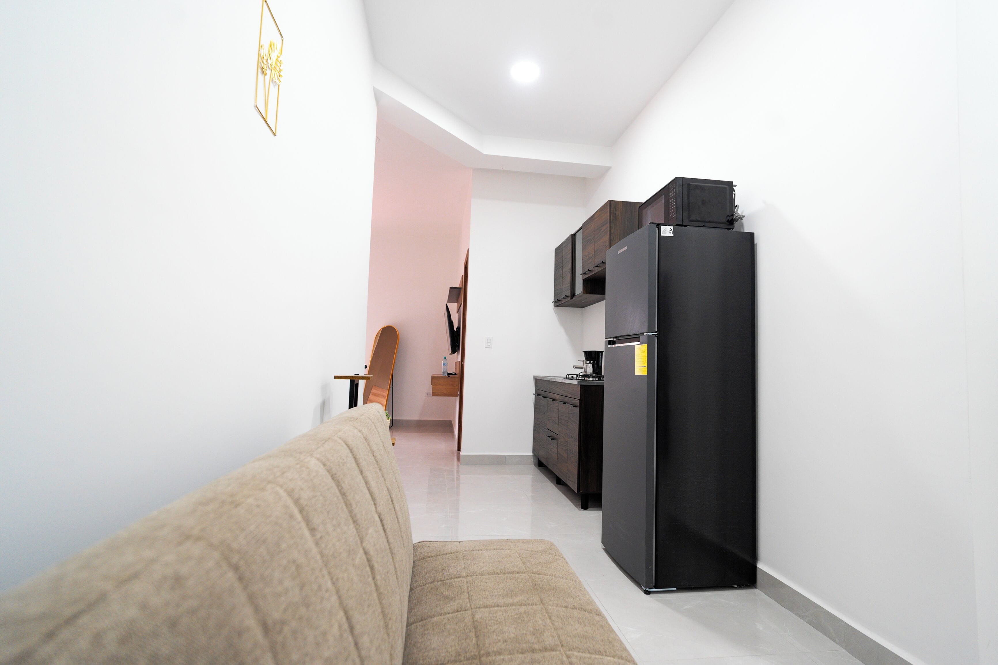 Deluxe Suite | Private kitchen | Coffee/tea maker, microwave, cookware/dishes/utensils, dining tables