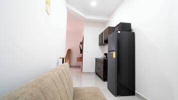 Deluxe Suite | Private kitchen | Coffee/tea maker, microwave, cookware/dishes/utensils, dining tables
