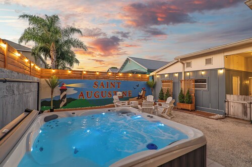 2 miles to Downtown and Beaches! Hot Tub, Fire Pit, Putting Green & much more!!!