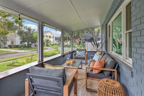 2 miles to Downtown and Beaches! Hot Tub, Fire Pit, Putting Green & much more!!!