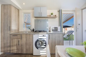 Køleskab, mikrobølgeovn, kogeplade, kaffe-/temaskine