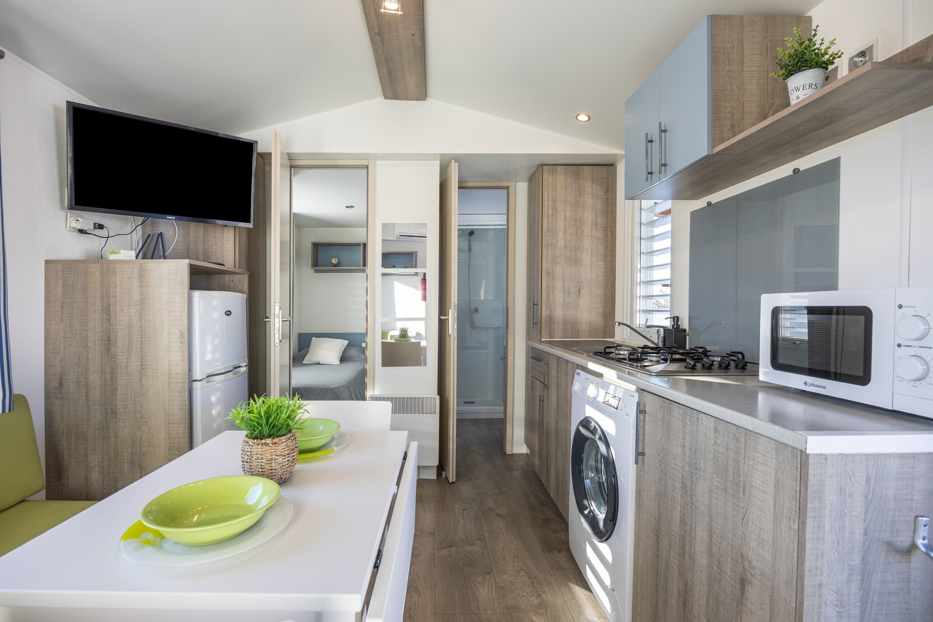 Refrigerador, microondas, parrilla de estufa y cafetera y tetera 