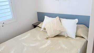 Een strijkplank/strijkijzer, wifi, beddengoed