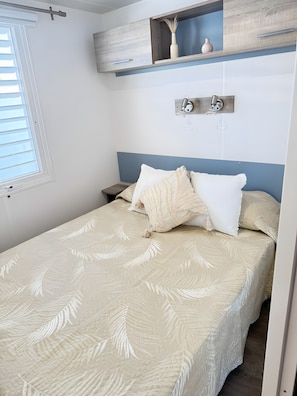 Een strijkplank/strijkijzer, wifi, beddengoed