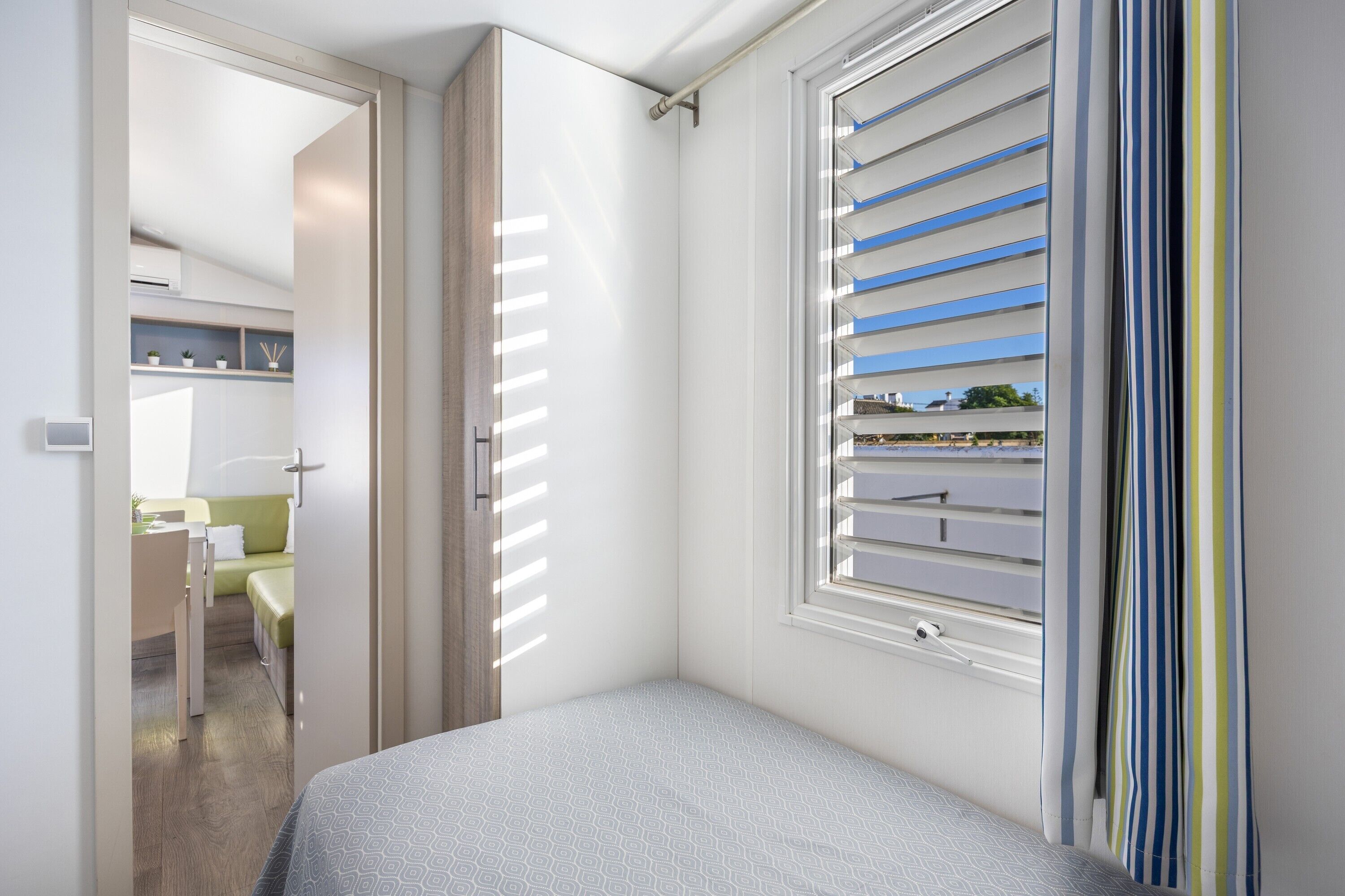 Tabla de planchar con plancha, wifi y ropa de cama 