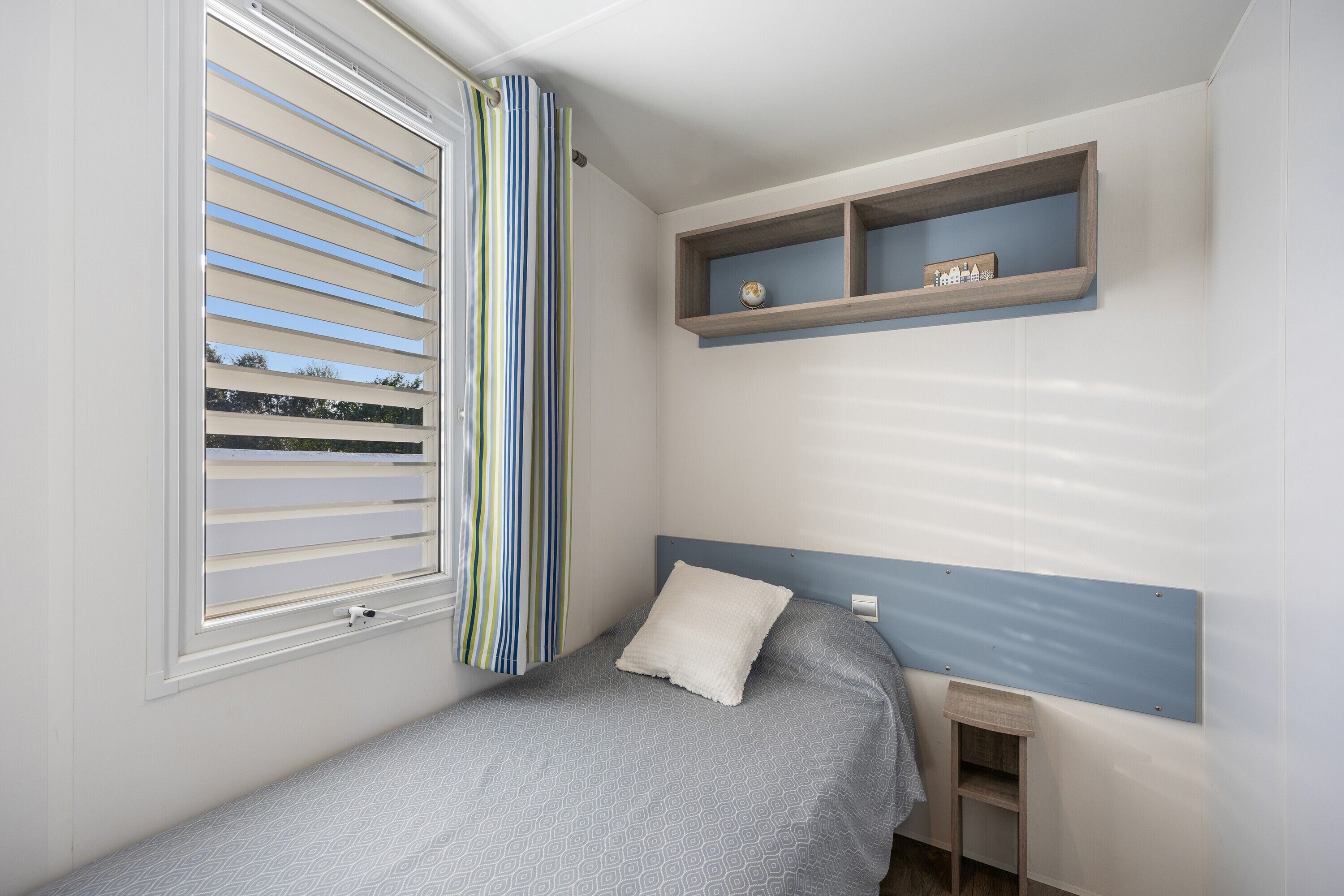 Een strijkplank/strijkijzer, wifi, beddengoed