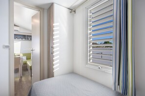 Tabla de planchar con plancha, wifi y ropa de cama 