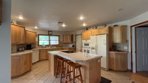 Fridge, microwave, oven, stovetop - Charming 3-bedroom house in Glendale Utah (Glendale)