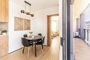 Water Lily III - Apartment (maximum capacity: 4 guests - 1 double bed and 2 single sofa beds) | Dining - Water Lily (Aveiro)