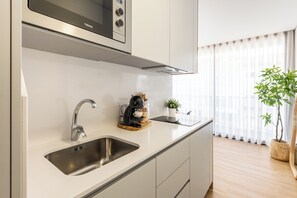 Water Lily III - Apartment (maximum capacity: 4 guests - 1 double bed and 2 single sofa beds) | Private kitchen - Water Lily (Aveiro)