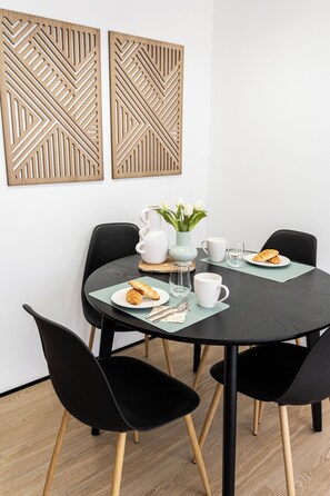 Water Lily III - Apartment (maximum capacity: 4 guests - 1 double bed and 2 single sofa beds) | Dining - Water Lily (Aveiro)