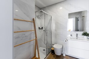Water Lily III - Apartment (maximum capacity: 4 guests - 1 double bed and 2 single sofa beds) | Bathroom | Shower, hair dryer, towels, soap - Water Lily (Aveiro)