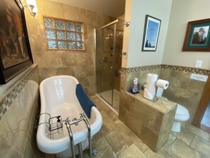 Haartrockner, Handtücher, Seife, Shampoo