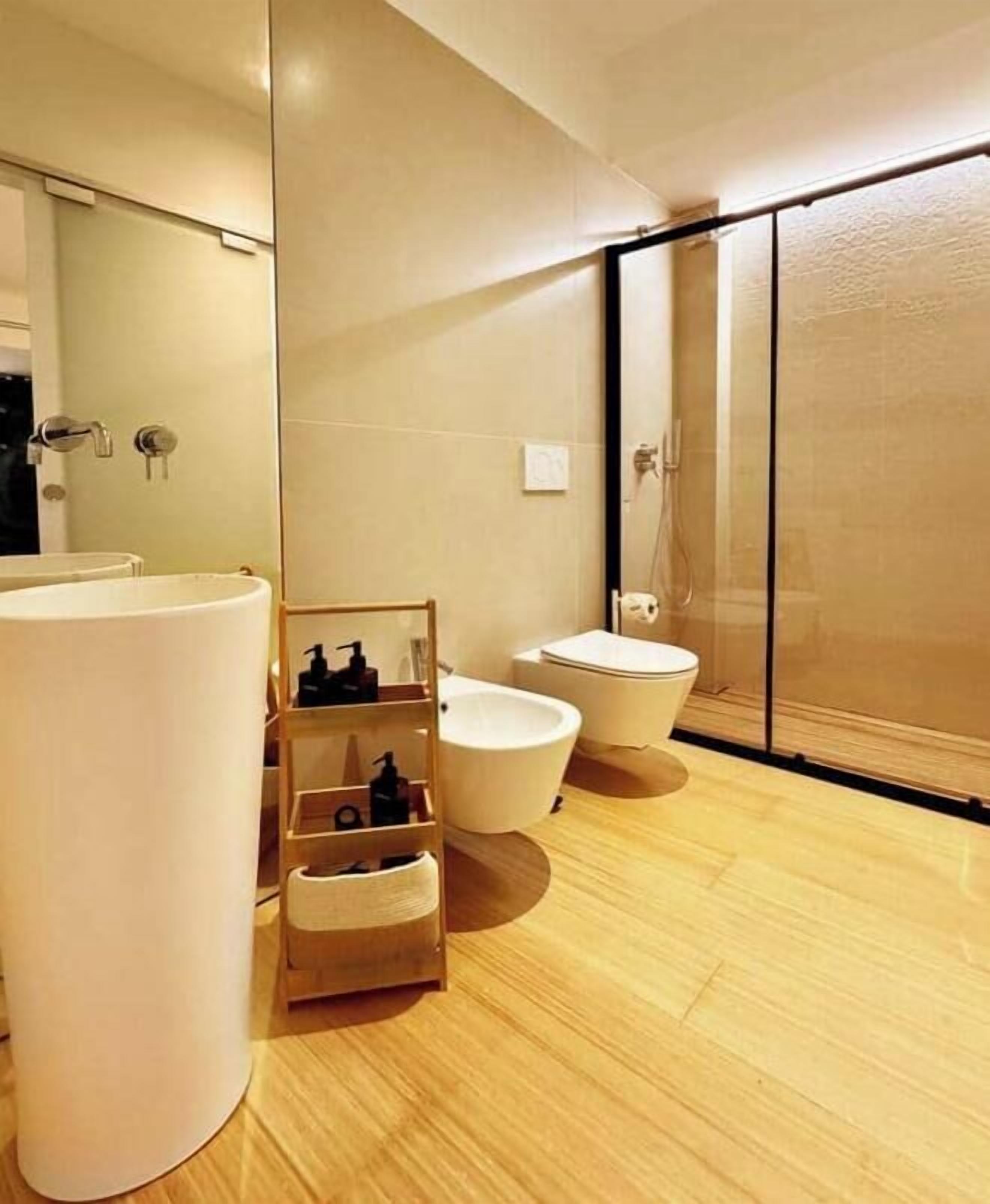 Douche, sèche-cheveux, bidet, serviettes fournies