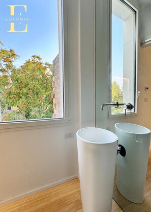 Bruser, hårtørrer, bidet, håndklæder