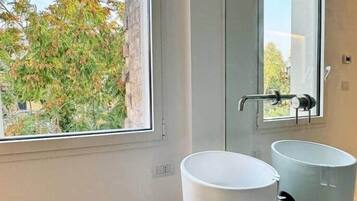 Bruser, hårtørrer, bidet, håndklæder