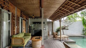 Un espace extérieur abrité comprenant une piscine, un canapé et une table à manger.