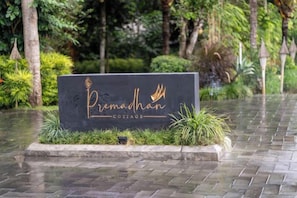 Señal de Premadhan Cottage con un elemento acuático al frente.
