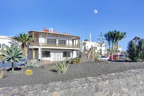En bygning med balkon og et skilt, der siger 'Oasis Dunas'.