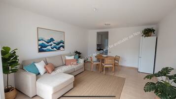 Een televisie en een tafeltennistafel