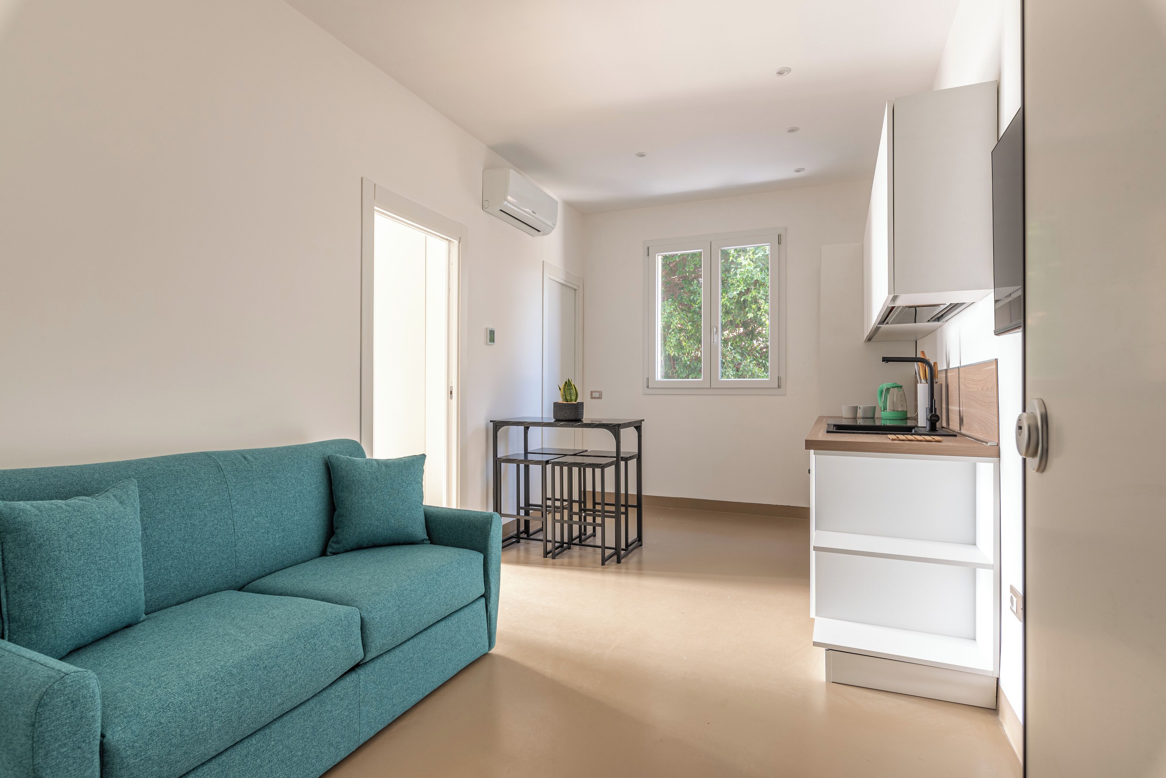 Apartamento, 1 habitación | Zona de estar | Televisión de 30 pulgadas con canales por satélite