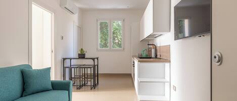 Appartement, 1 chambre | Aire de séjour | Téléviseur de 30 po avec télévision par satellite