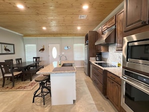 ثلاجة، ميكروويف، فرن، موقد طهي مسطح