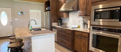 Køleskab, mikrobølgeovn, ovn, kogeplade