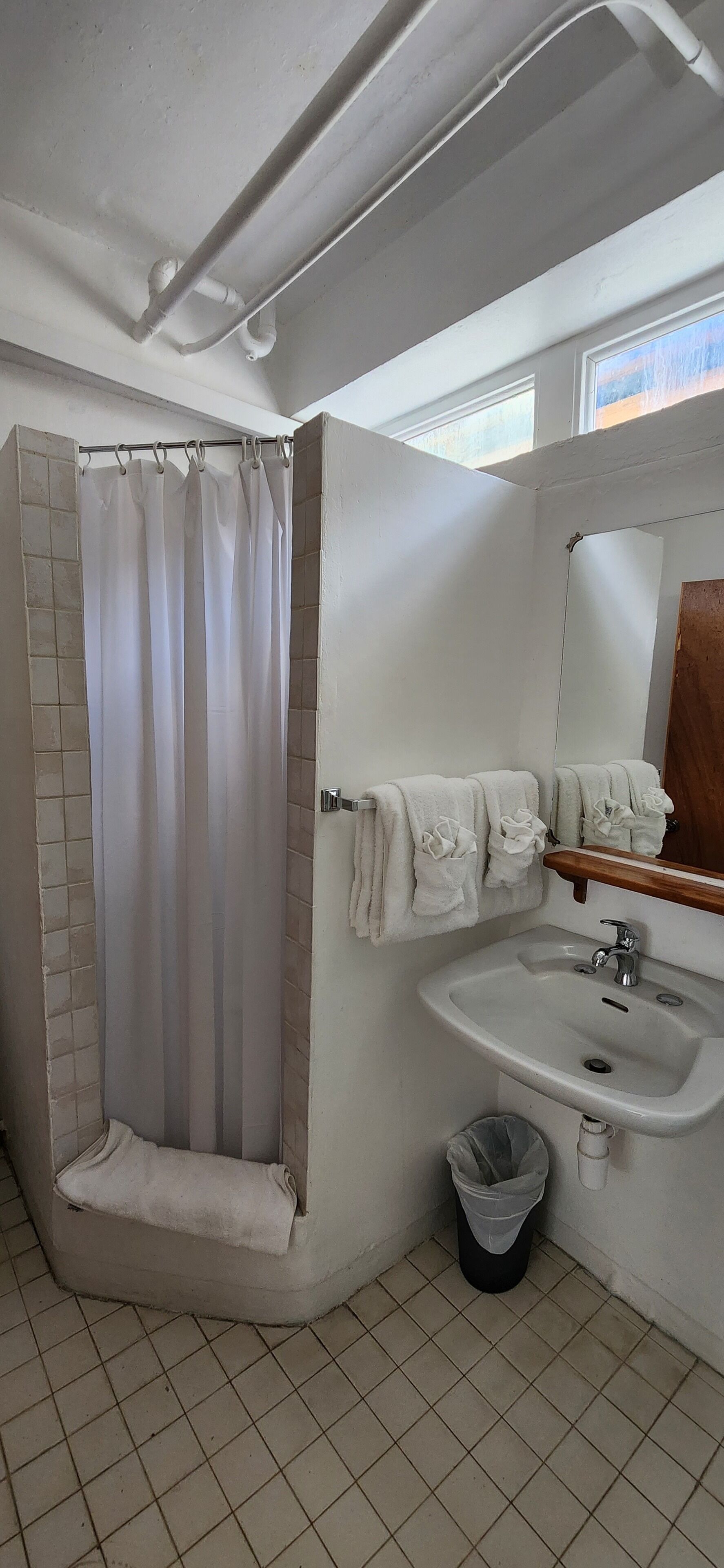 Regadera, toallas, jabón, papel de baño 