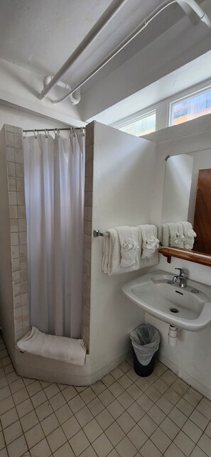 تجهيزات دش، مناشف، صابون، ورق حمّام