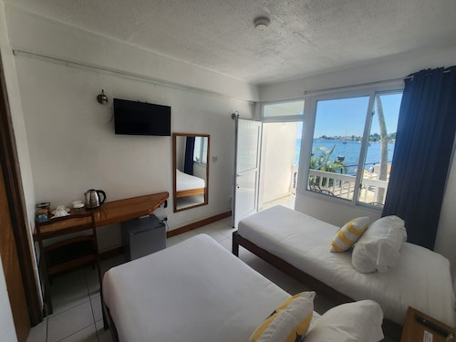 2 twin beds or king bed oceanfront hotel room with outdoor pool