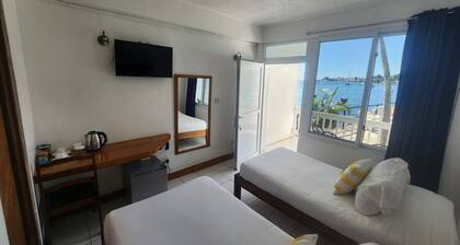 2 twin beds or king bed oceanfront hotel room with outdoor pool