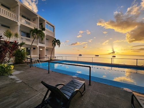 2 twin beds or king bed oceanfront hotel room with outdoor pool