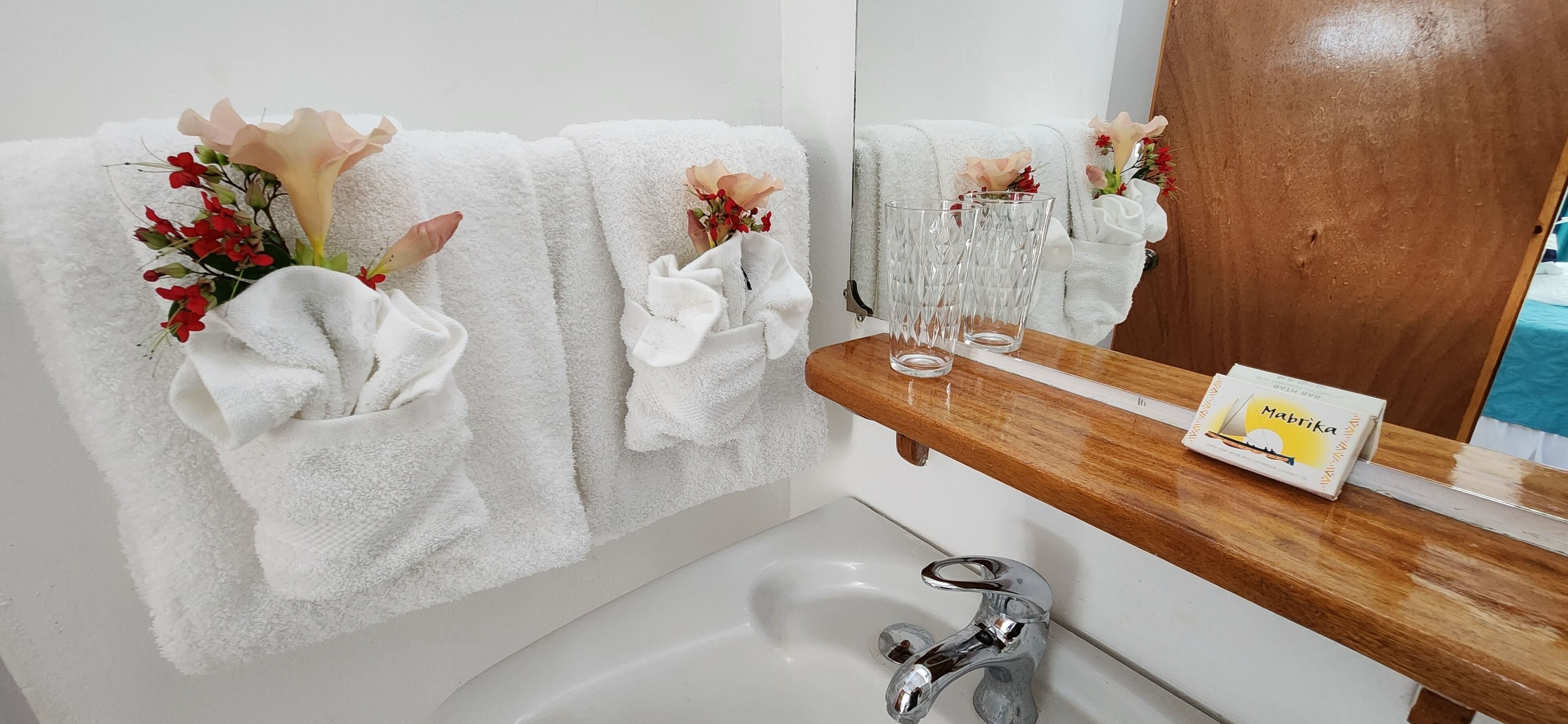 Douche, serviettes fournies, savon, papier toilette