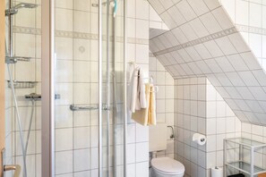 Dusj, hårføner og håndklær