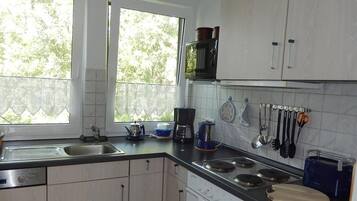 Kühlschrank, Mikrowelle, Ofen, Herdplatte