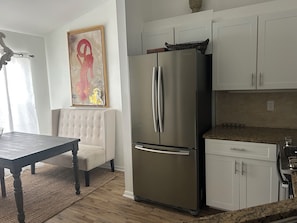 Interior - Beautiful  2-bedroom/2-bath condo with AC close to beach & shopping in  Naples (Naples)