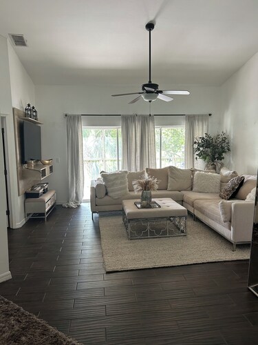 Beautiful  2-bedroom/2-bath condo with AC close to beach & shopping in  Naples