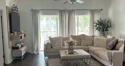 Beautiful 2-bedroom/2-bath condo with AC close to beach & shopping in Naples