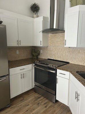 Mikrobølgeovn, ovn, kokeplater og oppvaskmaskin