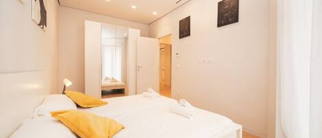 2 habitaciones y tabla de planchar con plancha