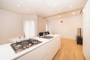 Fridge, oven, stovetop, dishwasher