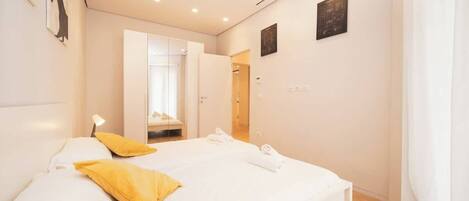 2 間睡房、熨斗/熨衫板