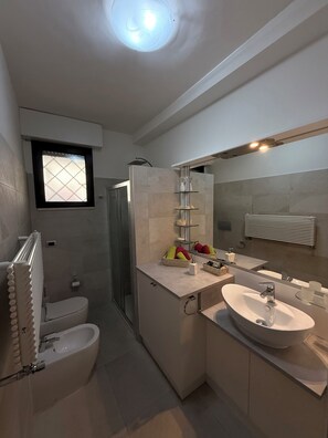 Shower, hair dryer, bidet, towels - Tor Vergata Comfort Stay (Roma)