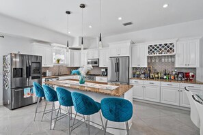 Fridge, microwave, oven, stovetop - Luxe 5BR/4BA with Pool, Hot tub, & 5 Mins to Beach (Jupiter)