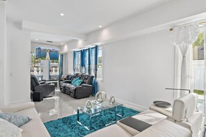 Smart TV, stereo - Luxe 5BR/4BA with Pool, Hot tub, & 5 Mins to Beach (Jupiter)