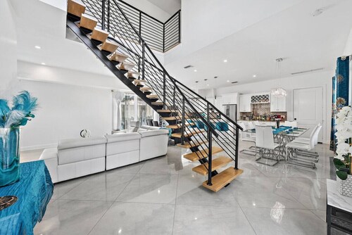 Luxe 5BR/4BA with Pool, Hot tub, & 5 Mins to Beach