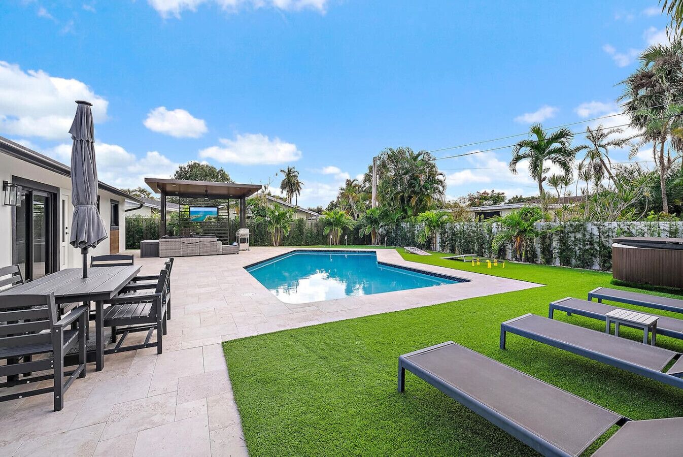 Una piscina al aire libre