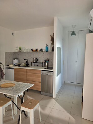 Réfrigérateur, micro-ondes, plaque de cuisson, lave-vaisselle
