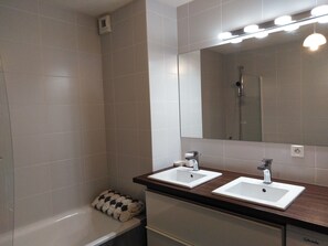 Sèche-cheveux, papier toilette